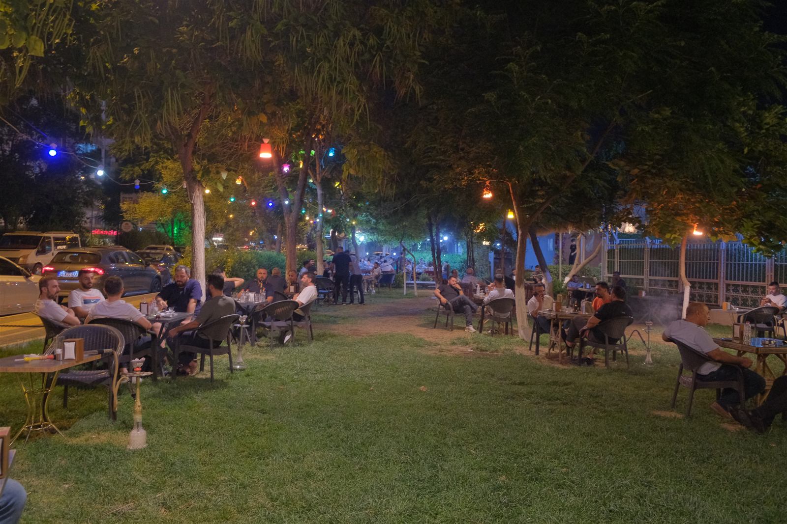 Cafe 90’lar’ın ışıklı gece bahçesi